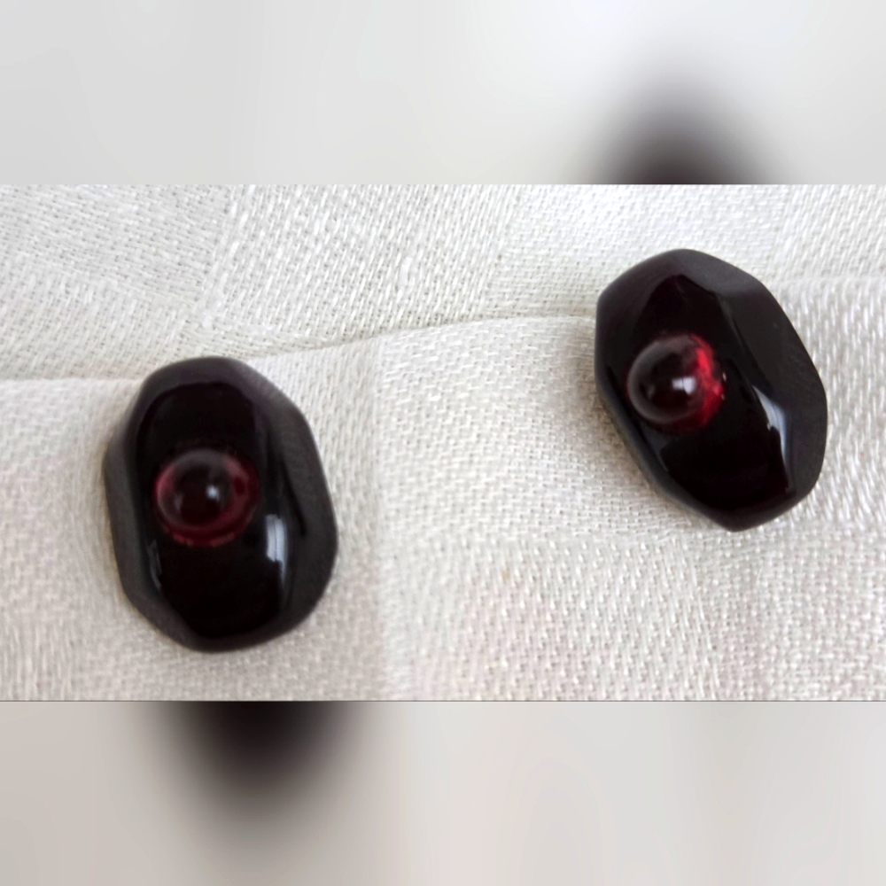 Vintage Red Lucite Screw-back Earrings - Picture 5 of 7
